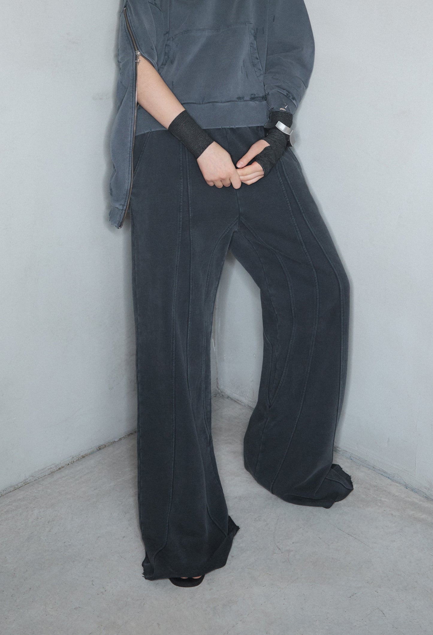 Sweatpants Baggy Stacked Dark Grey 001