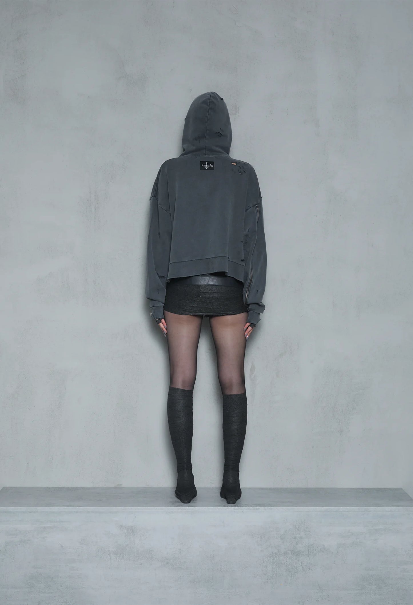 Hoodie boxy dark grey distressed 001